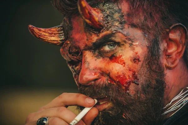 할로윈 악마 담배 흡연 — 스톡 사진