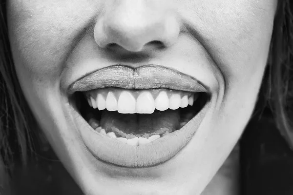 明亮的女性微笑的嘴唇 — 图库照片