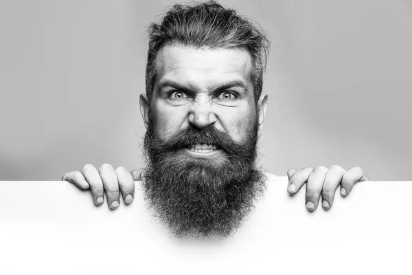 Homem mau barbudo com papel — Fotografia de Stock