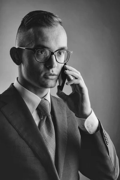 Guy in de glazen met mobiele telefoon — Stockfoto