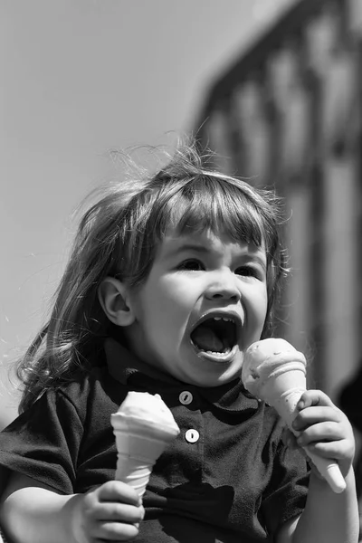 Piccolo ragazzo mangiare gelato — Foto Stock