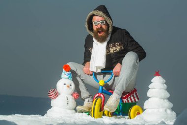 Pilot gözlük ve bisiklet kaputa heyecanlı hipster