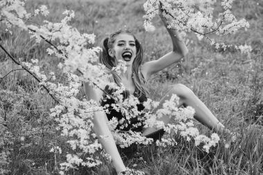 Çiçeği güzel kız