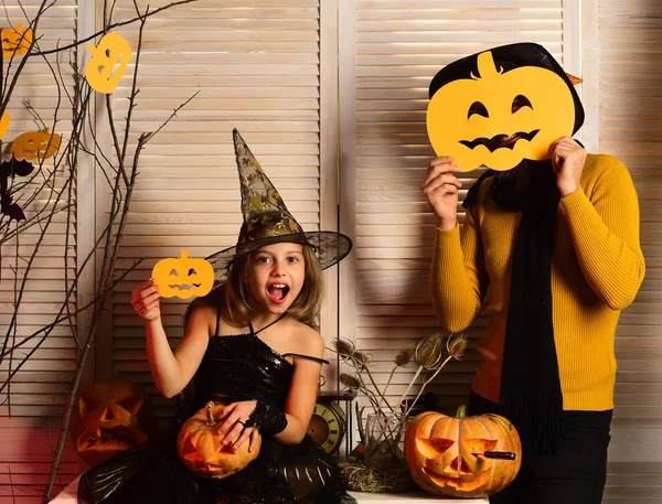 Halloween-Dekorationen. Hexenmädchen und bärtiger Zauberer — Stockfoto