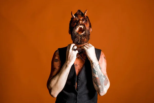 할로윈 남자 악마는 주황색 바탕에 목에 와이어를 찢 어 — 스톡 사진