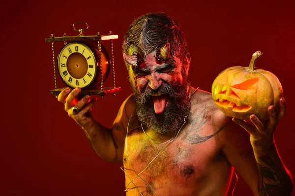 Halloween-Teufel mit blutigen Hörnern zeigen Zunge auf rotem Hintergrund — Stockfoto