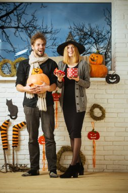 Cadılar Bayramı kaç içinde pencere sonbahar manzaralı gülümseyen seviyorum