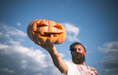 Halloween jack o fener zombi elinde kırmızı kan ile