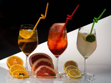 kokteyl veya renkli içecek meyve dilimleri ile