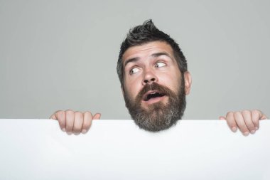 Adam uzun sakal ve bıyık.