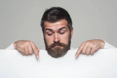 Adam ya da gri arka plan üzerinde sakallı adam.