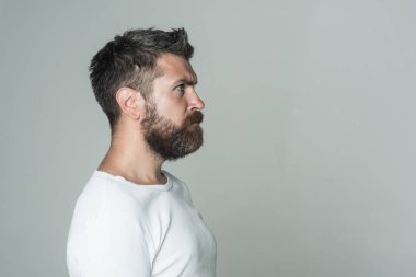 Hipster üzgün yüz ile.