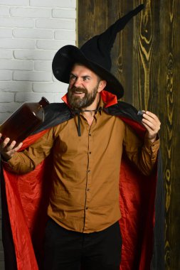 Cadılar Bayramı adam sihirbaz sihirbaz hile ile şişe