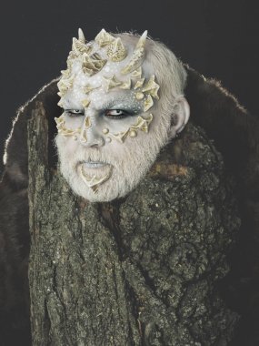 Canavar keskin dikenler ve siğiller ile