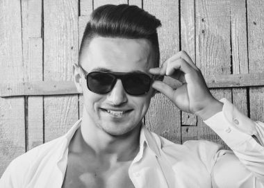 Şık erkek güneş gözlüğü