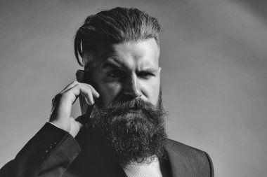 Ceketli sakallı yakışıklı adamı