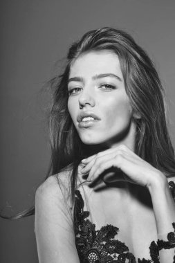 Kırmızı işlemeli elbise uzun saçlı çok seksi kadın