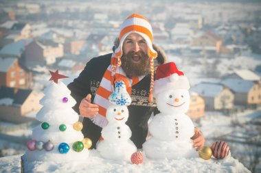 Kardan adam ve xmas ağacı karlı manzara kar