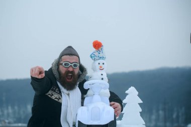 Kış manzara hipster işaret parmağında sakallı