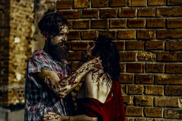 Cadılar Bayramı zombi çift ayakta tuğla duvar