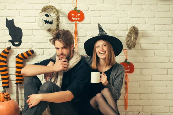 Cadılar Bayramı ile fincan gülümseyen cadı şapkalı kız