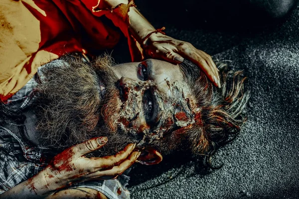 Cadılar Bayramı adam kanlı sakal ve saç