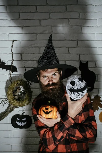 Cadılar Bayramı adam kabak ve hayalet kafa tutan Sihirbazı şapkalı