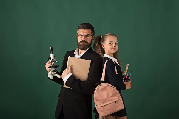 Чоловік і дівчина з сумкою в шкільній формі — стокове фото