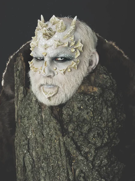 Canavar keskin dikenler ve siğiller ile