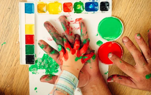 Kéz rajzot festékek és többszínű paletta fehér papírra — Stock Fotó