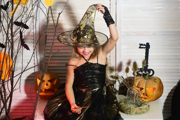Meisje met lastige lachend gezicht op spooky carnaval kamer achtergrond — Stockfoto