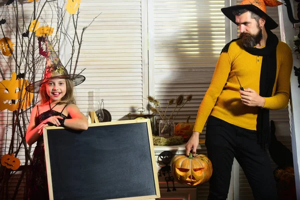 Il concetto di festa di Halloween. Papà e figlia con decorazioni di Halloween — Foto Stock