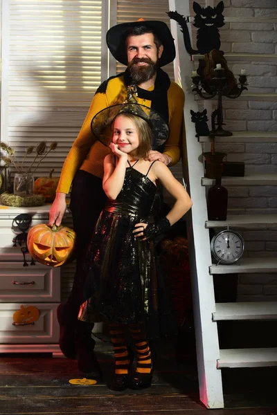 Concept de fête d'Halloween. Père et fille avec décor d'Halloween — Photo