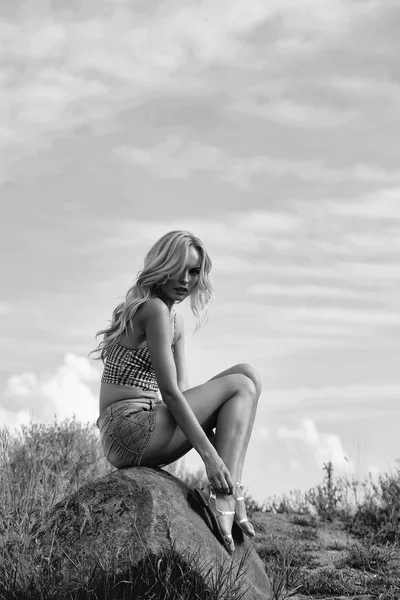 taş ve mavi gökyüzü güzel kadın