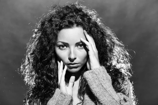 Şehvetli dalgın kadın