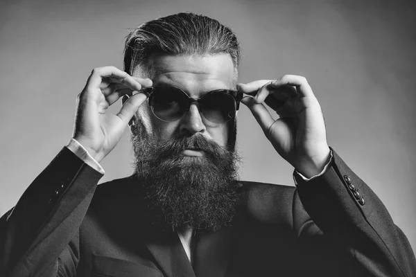 Бородатий красивий чоловік в сонцезахисних окулярах — стокове фото