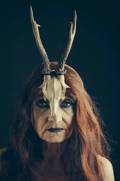 Cadılar Bayramı yaşlı kadın boynuz uzun kızıl saçlı — Stok fotoğraf