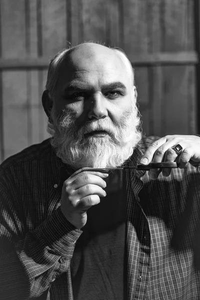 yaşlı adam kesme sakal makas ile kesme