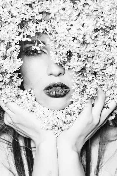 Lilás flores em torno do rosto da menina — Fotografia de Stock