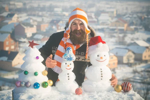 Kardan adam ve xmas ağacı karlı manzara kar