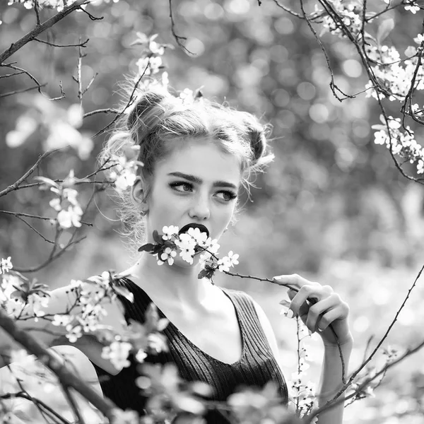 Çiçeği güzel kız