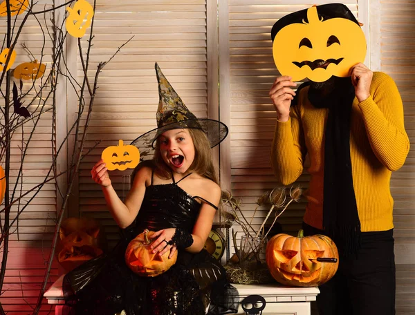 Halloween party concept. Vader en dochter met Halloween decor — Stockfoto