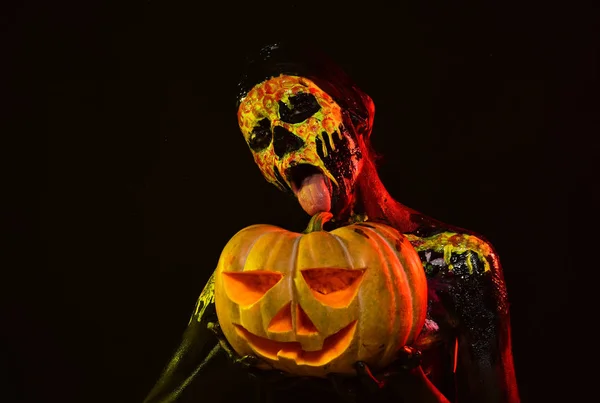 Halloween chica esqueleto mantenga la calabaza sobre fondo negro — Foto de Stock