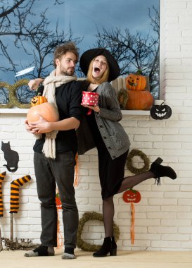 Cadılar Bayramı kadın cadı şapka mutlu hediye kutusu ile göz kırpıyor içinde