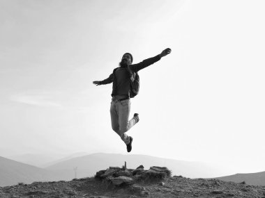 Adam hipster sırt çantası ile atlar