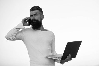 dizüstü bilgisayar ve telefon