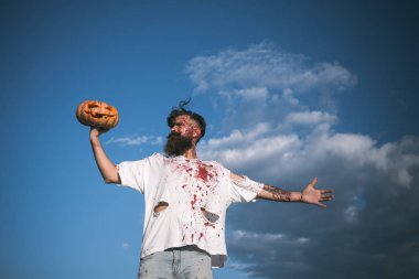 Cadılar Bayramı asker zombi bulutlu gökyüzü mavi kırmızı kanlı