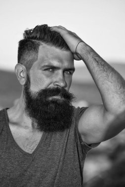 Günbatımı yakışıklı adam