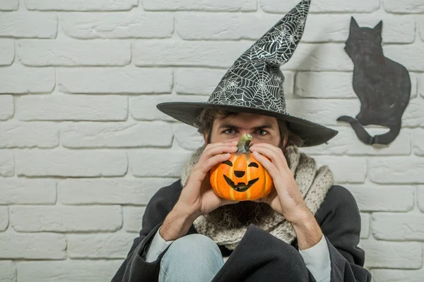 Cadılar Bayramı adam katta oturan cadı şapkalı