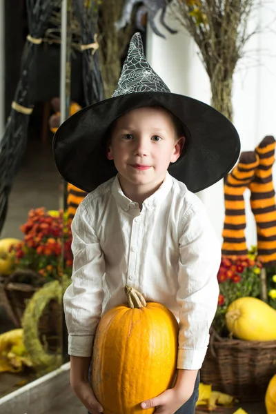 Örümcek web şapkalı çizgili çorap, Cadılar Bayramı küçük çocuk